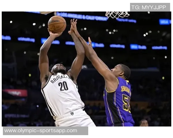 浓眉半场表现亮眼12投6中罚球全中助力球队争胜