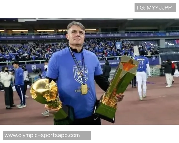 恭贺瓦科荣获中超联赛年度最佳球员称号展现卓越实力与风采 恭贺瓦科荣获中超联赛年度最佳球员称号展现卓越实力与风采