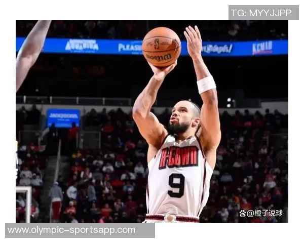 布克回应三分犯规争议称需查规则手册并提及狄龙被詹姆斯撞倒事件